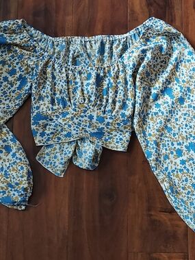 SHEIN Blue and Gold Floral Off-Shoulder Long Sleeve Crop Top